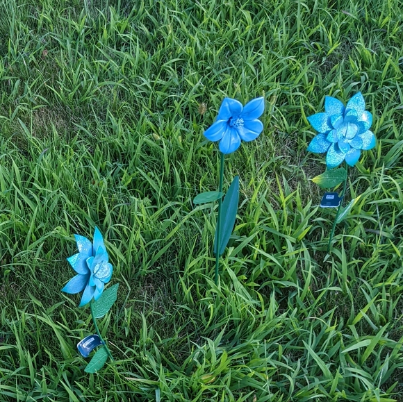 Last chance! Faux Flowers BOSCOVS Blue Metal and Glass Flower Decor Set of Three - Picture 13 of 13